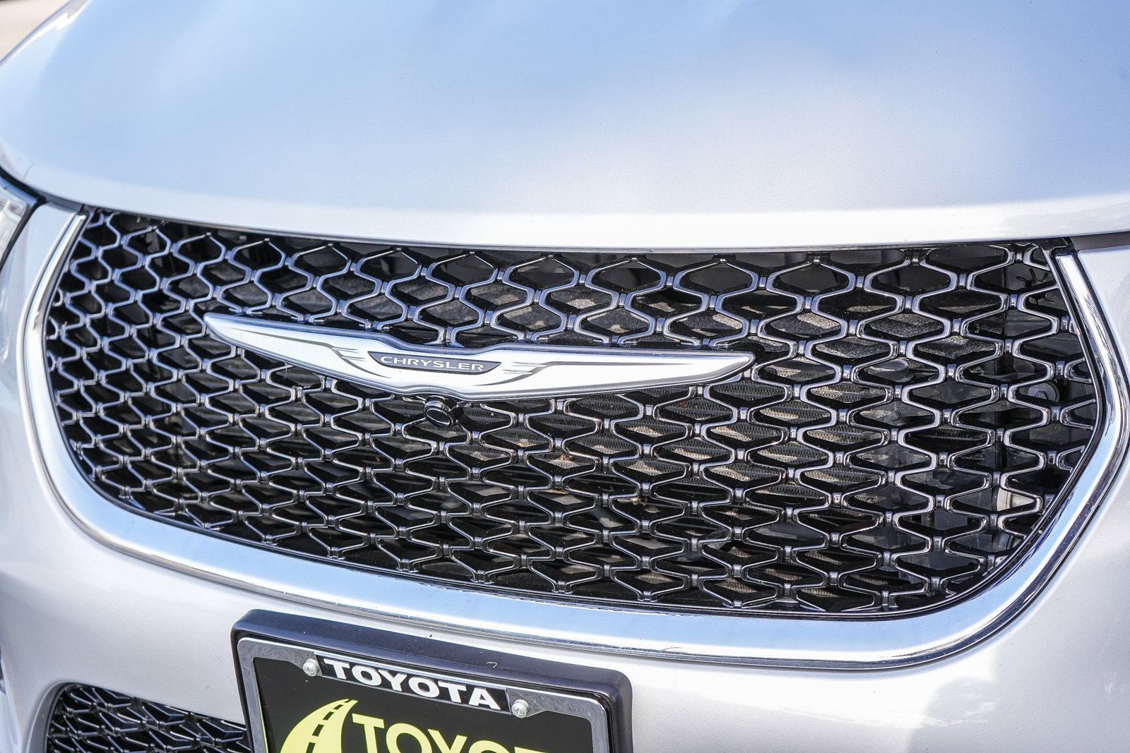 Used 2024 Chrysler Pacifica Touring-L image 5