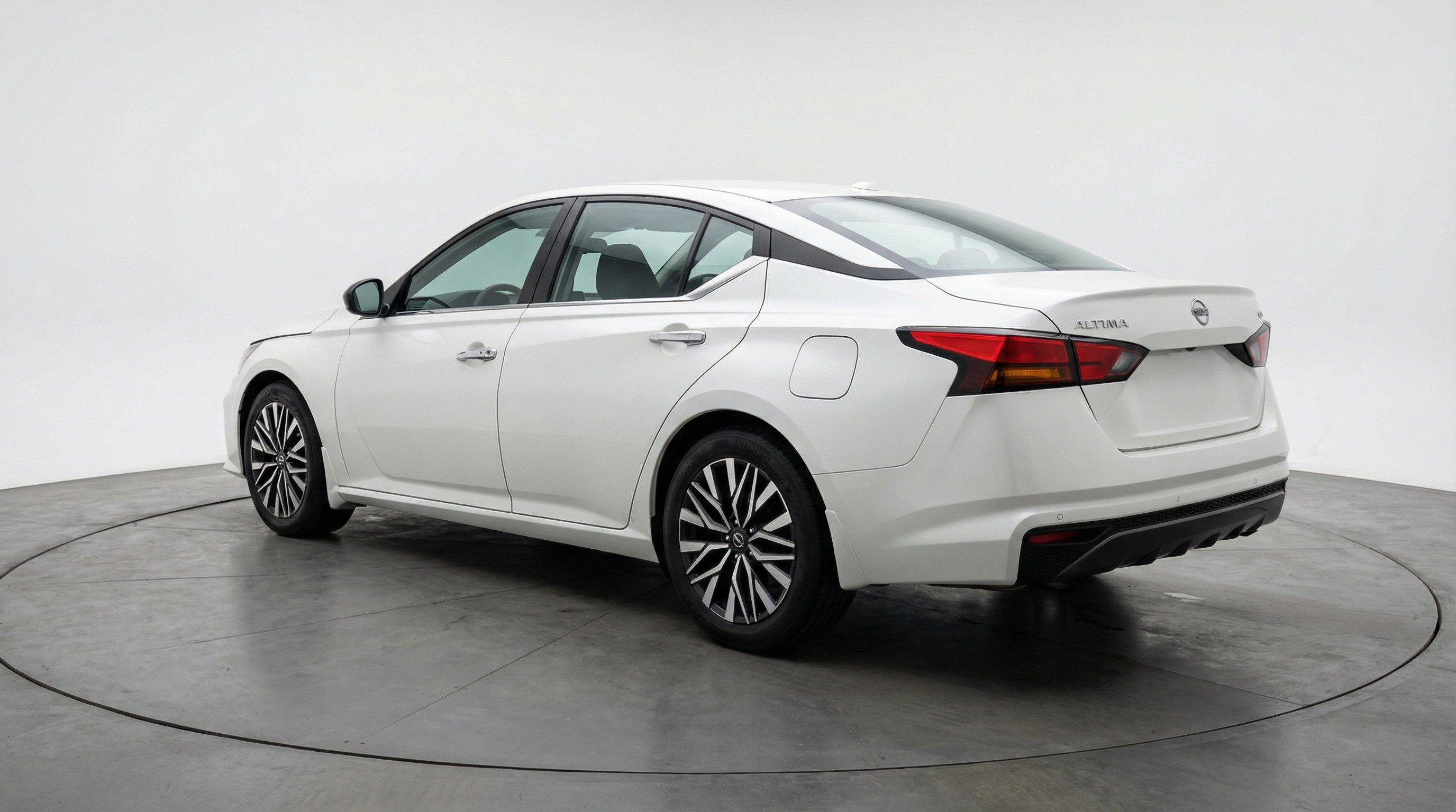 Used 2025 Nissan Altima 2.5 SV FWD image 6