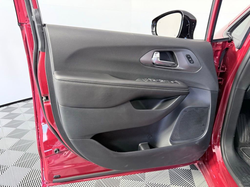 New 2026 Chrysler Pacifica Select image 9