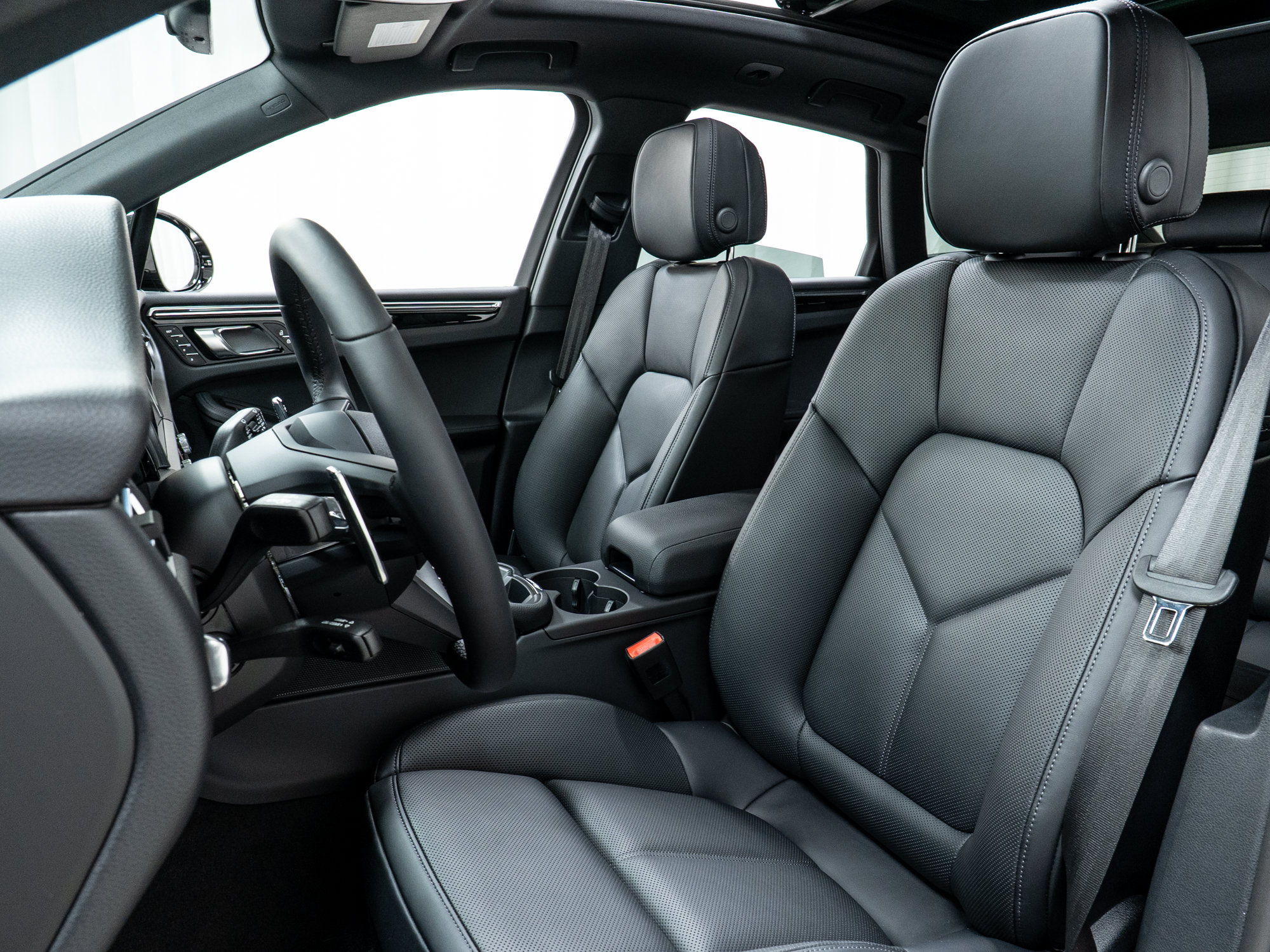 Certified 2025 Porsche Macan AWD/4WD image 16