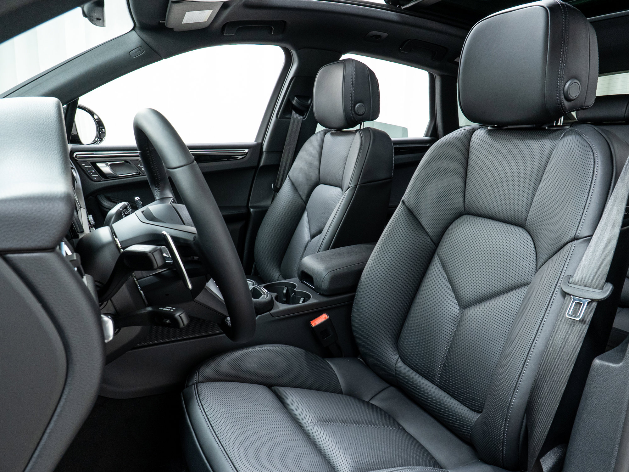 Used 2025 Porsche Macan image 16