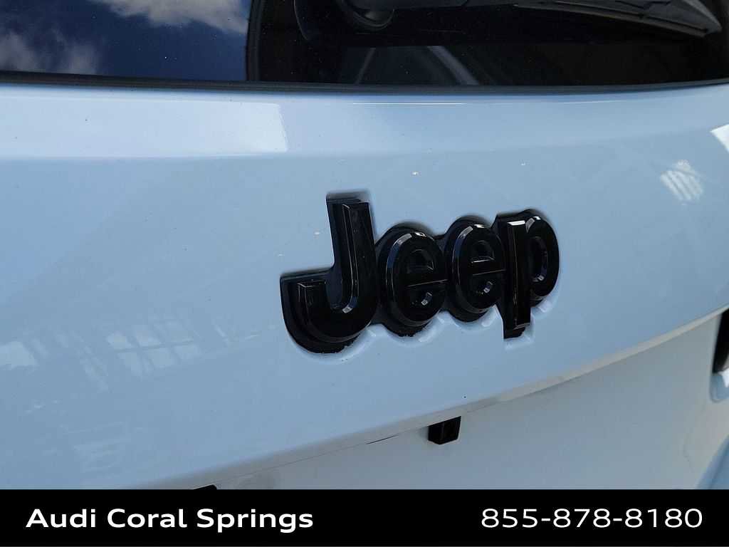 Used 2019 Jeep Grand Cherokee Altitude AWD/4WD image 15