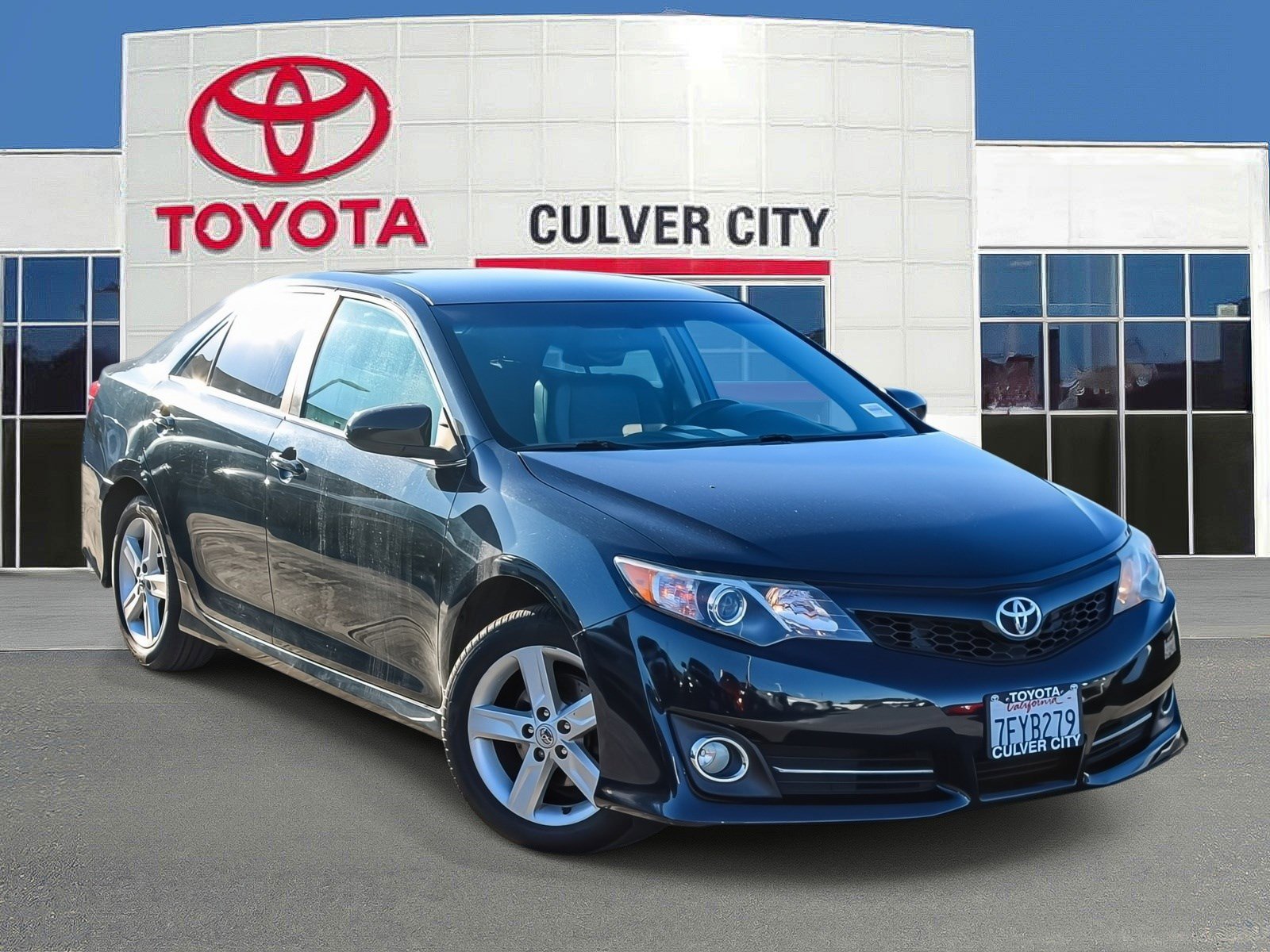 Used 2014 Toyota Camry SE image 1