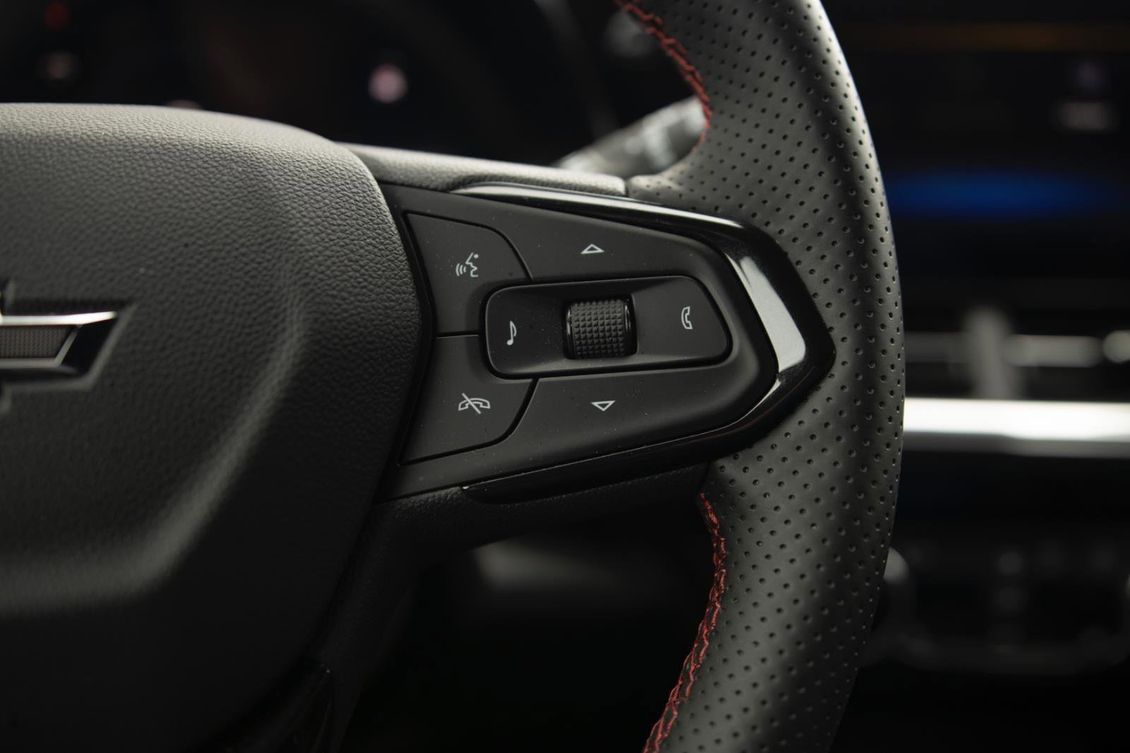 Used 2025 Chevrolet Trax RS w/ Sunroof Package image 7