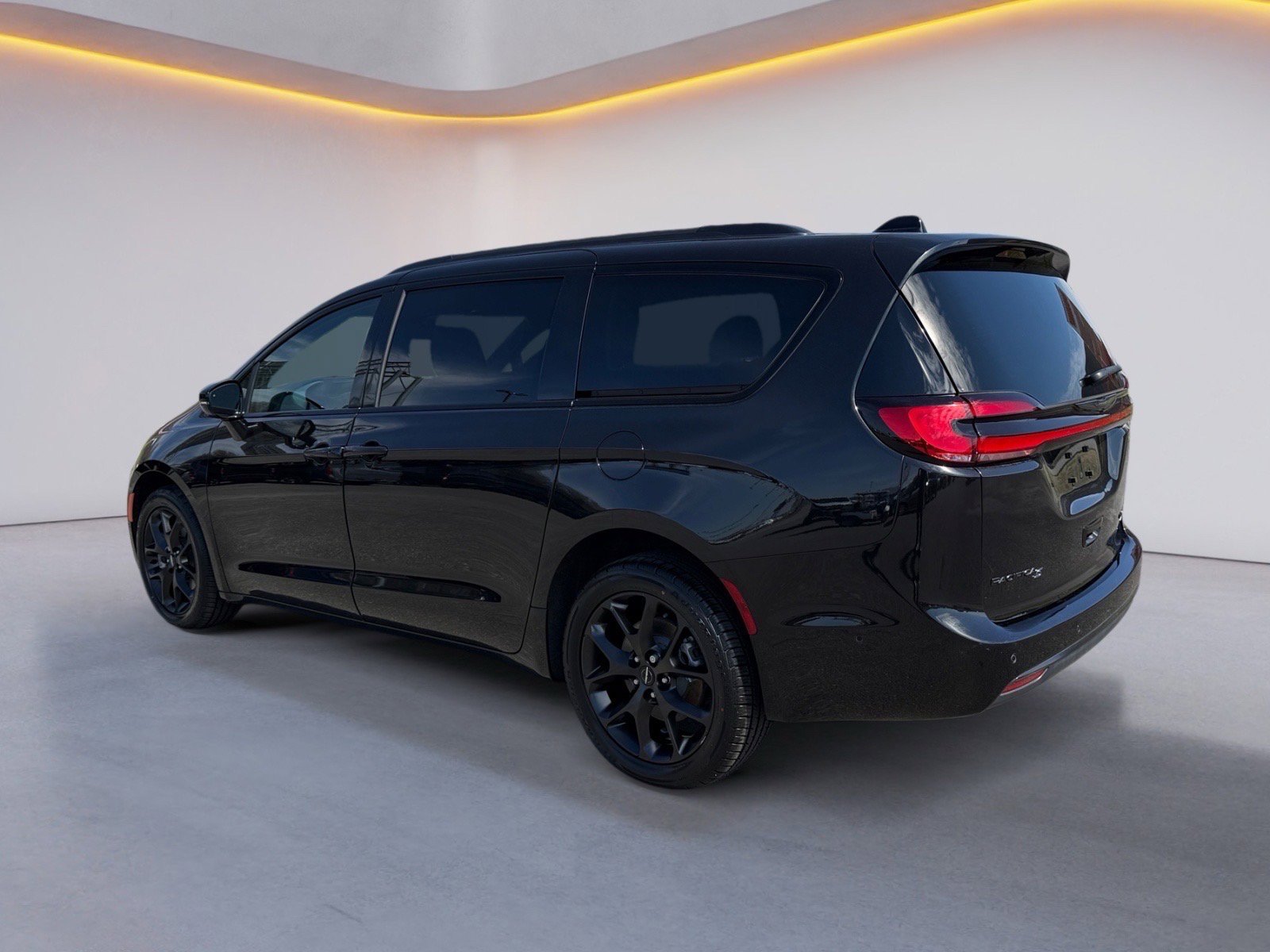 Used 2023 Chrysler Pacifica Limited w/ Uconnect Theater Family Group image 5