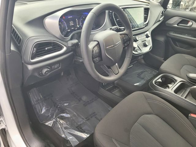 Used 2024 Chrysler Pacifica Touring image 12