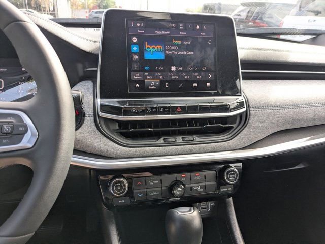 Used 2025 Jeep Compass Latitude image 20