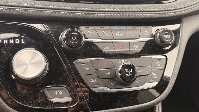 Used 2023 Chrysler Pacifica Limited w/ Uconnect Theater Family Group image 21