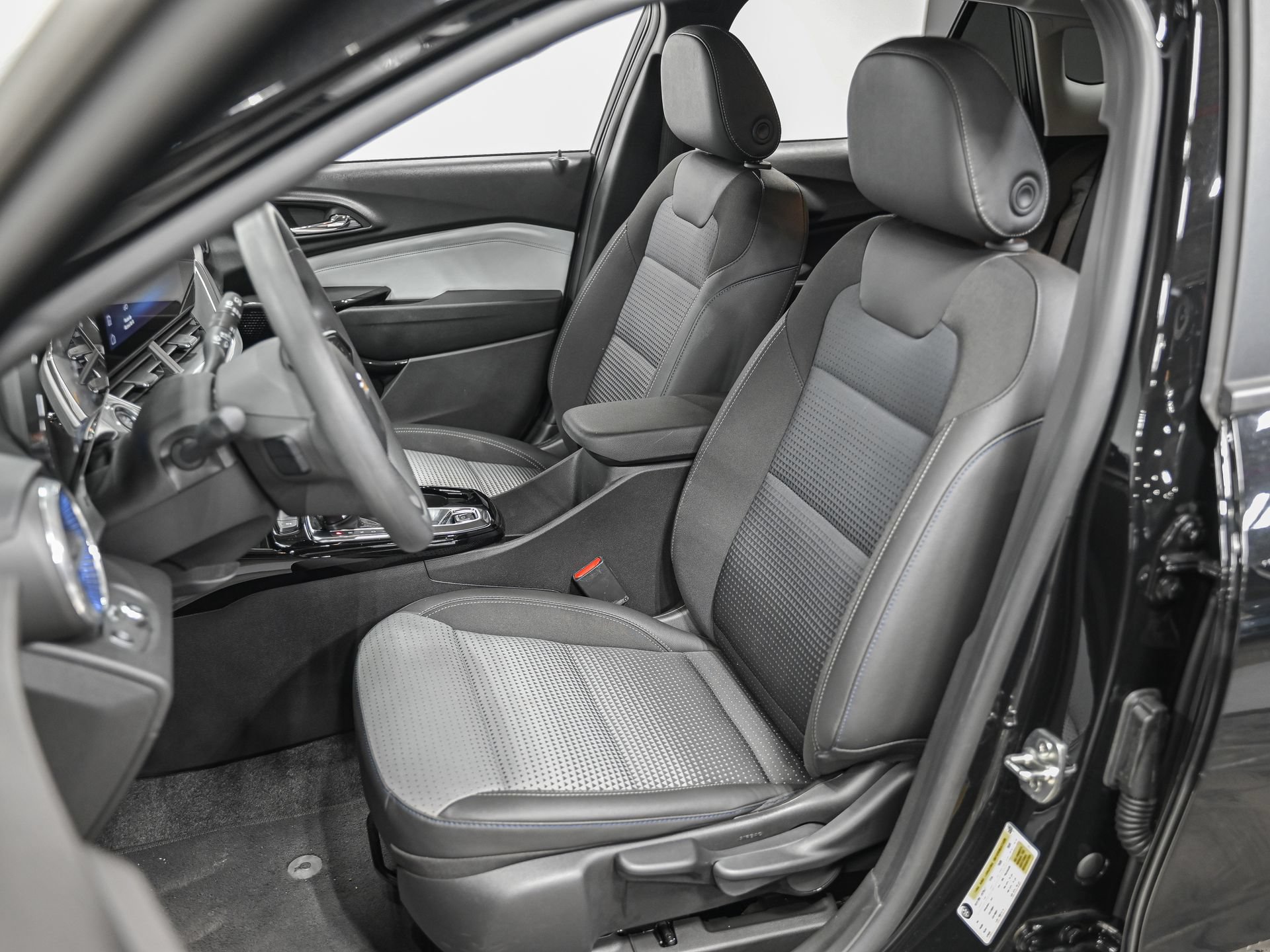 Used 2025 Chevrolet Trax LT FWD image 15