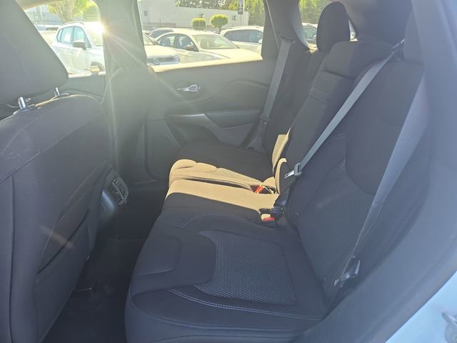 Used 2019 Jeep Cherokee Latitude w/ Popular Appearance Group FWD image 11