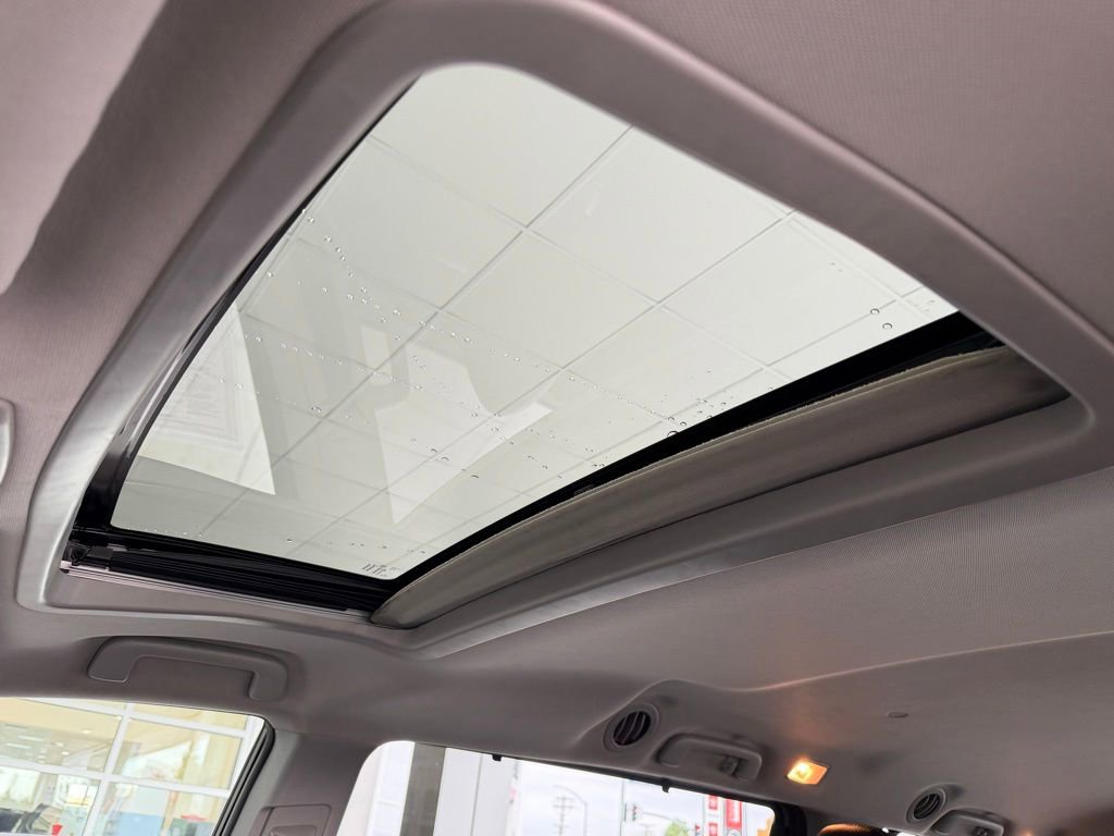 Certified 2017 Toyota Sienna SE w/ SE Preferred Package FWD image 23