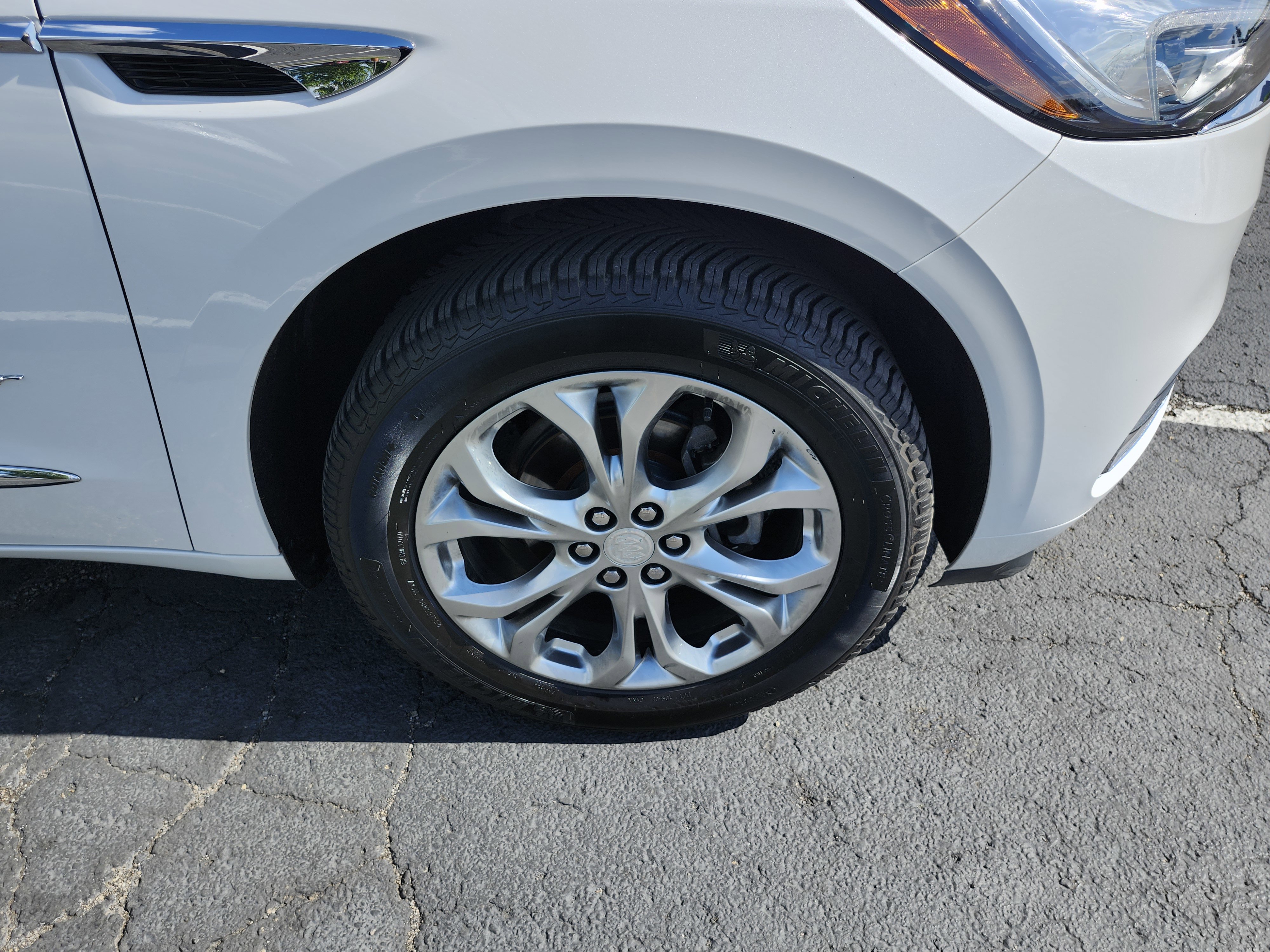 Used 2020 Buick Enclave Avenir w/ Avenir Technology Package AWD/4WD image 12