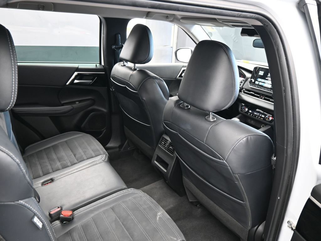 Used 2023 Mitsubishi Outlander SE image 49