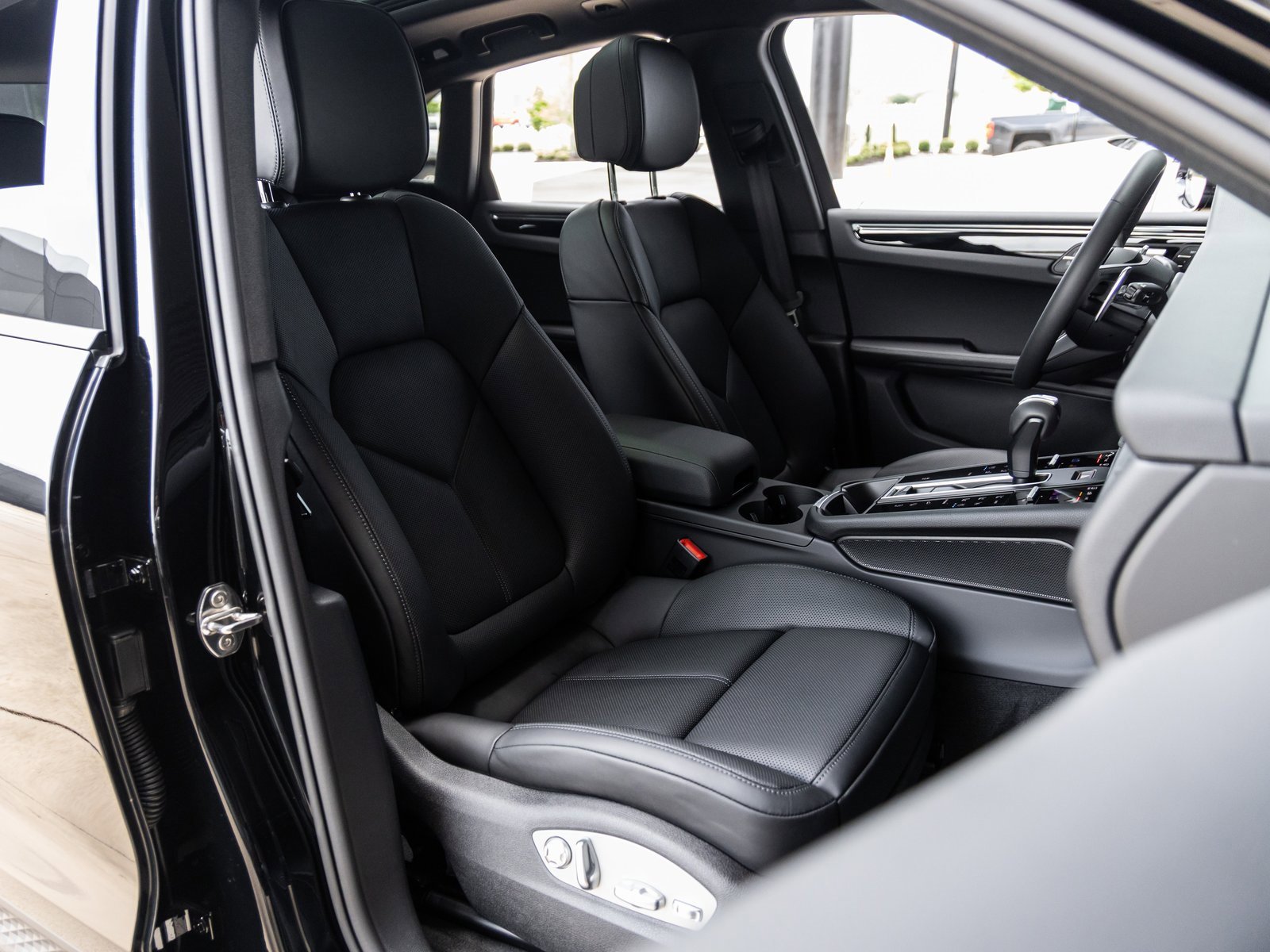 Used 2025 Porsche Macan image 42