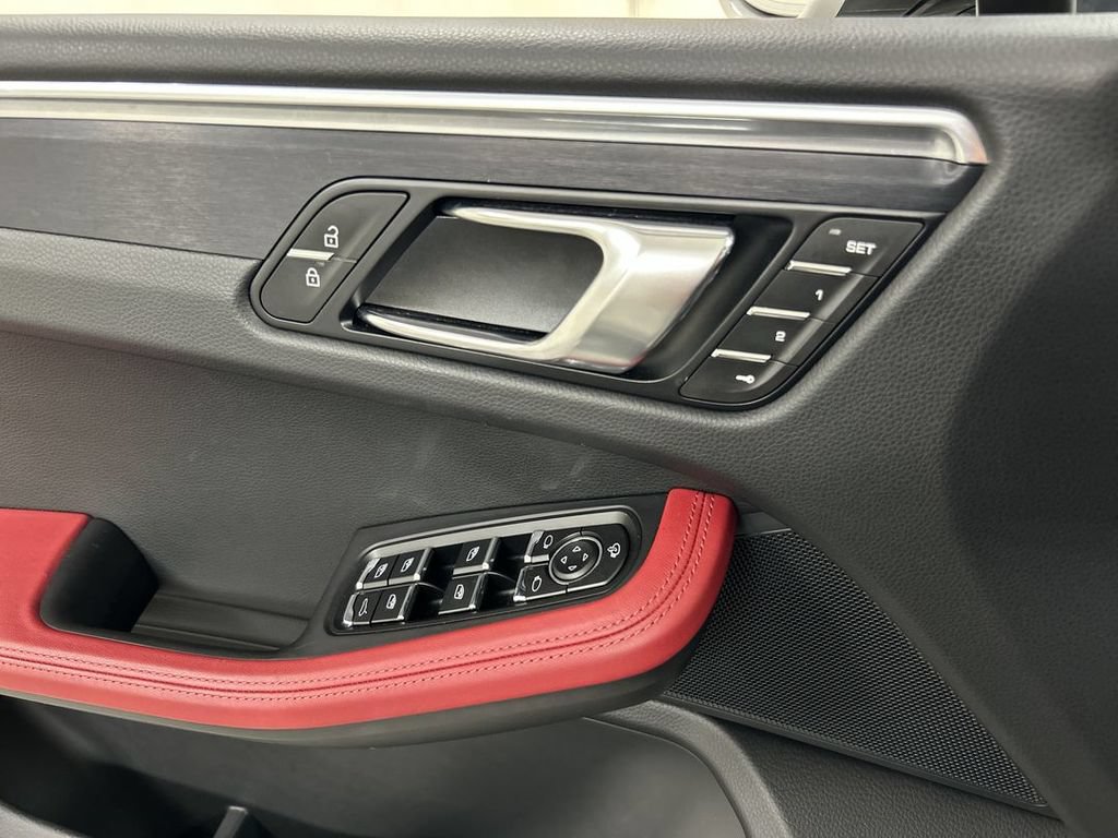 Certified 2025 Porsche Macan GTS AWD/4WD image 11