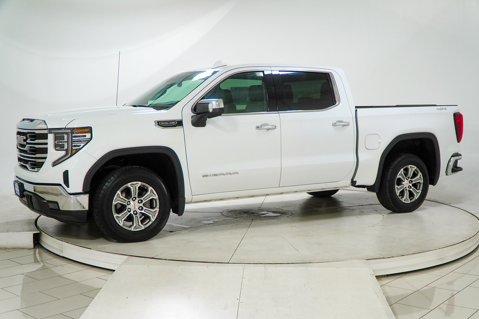Used 2024 GMC Sierra 1500 SLT AWD/4WD image 3