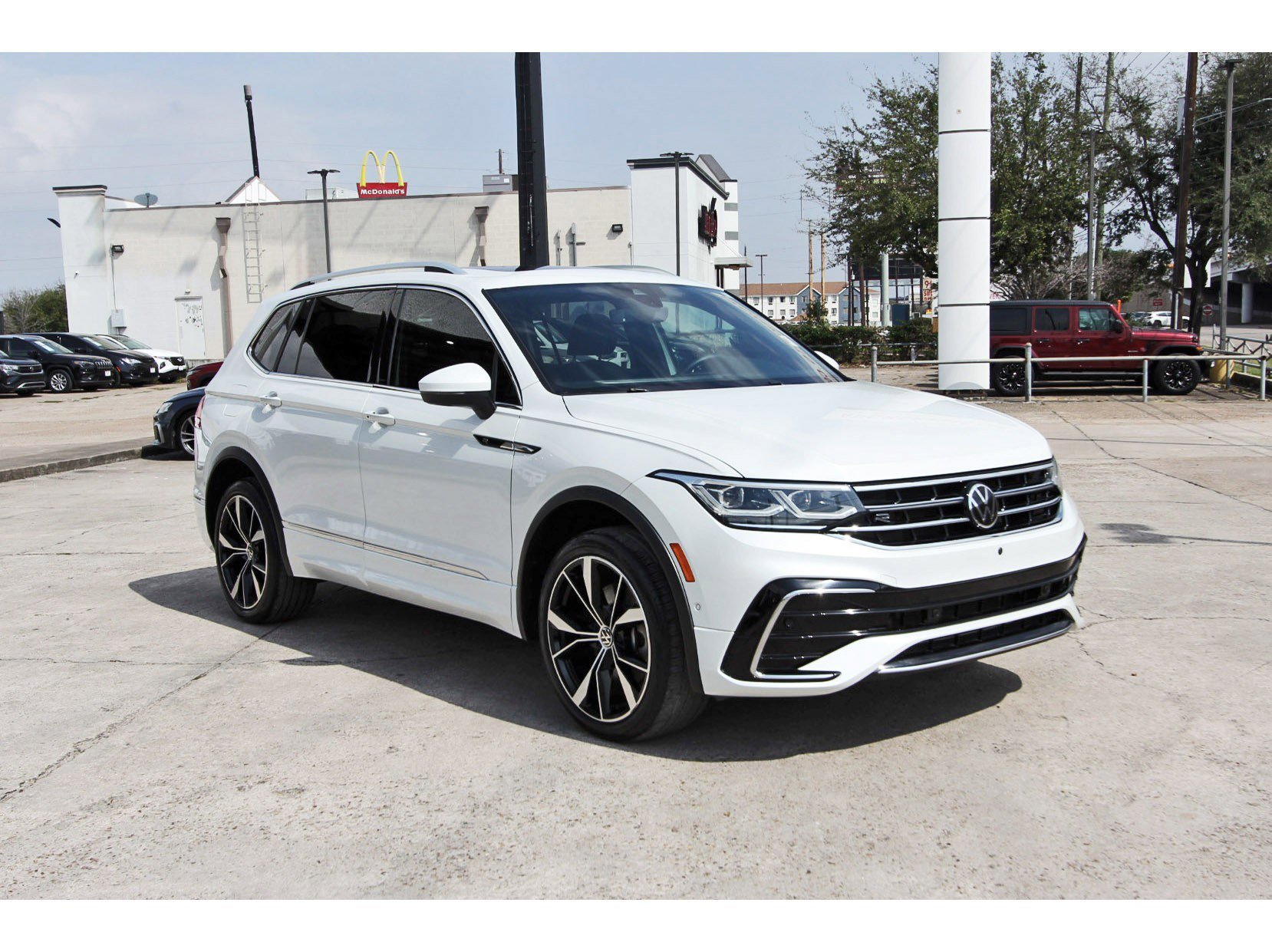 Used 2022 Volkswagen Tiguan SEL R-Line image 9