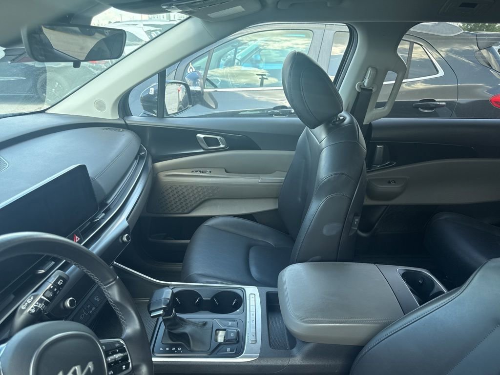 Used 2025 Kia Carnival FWD image 9