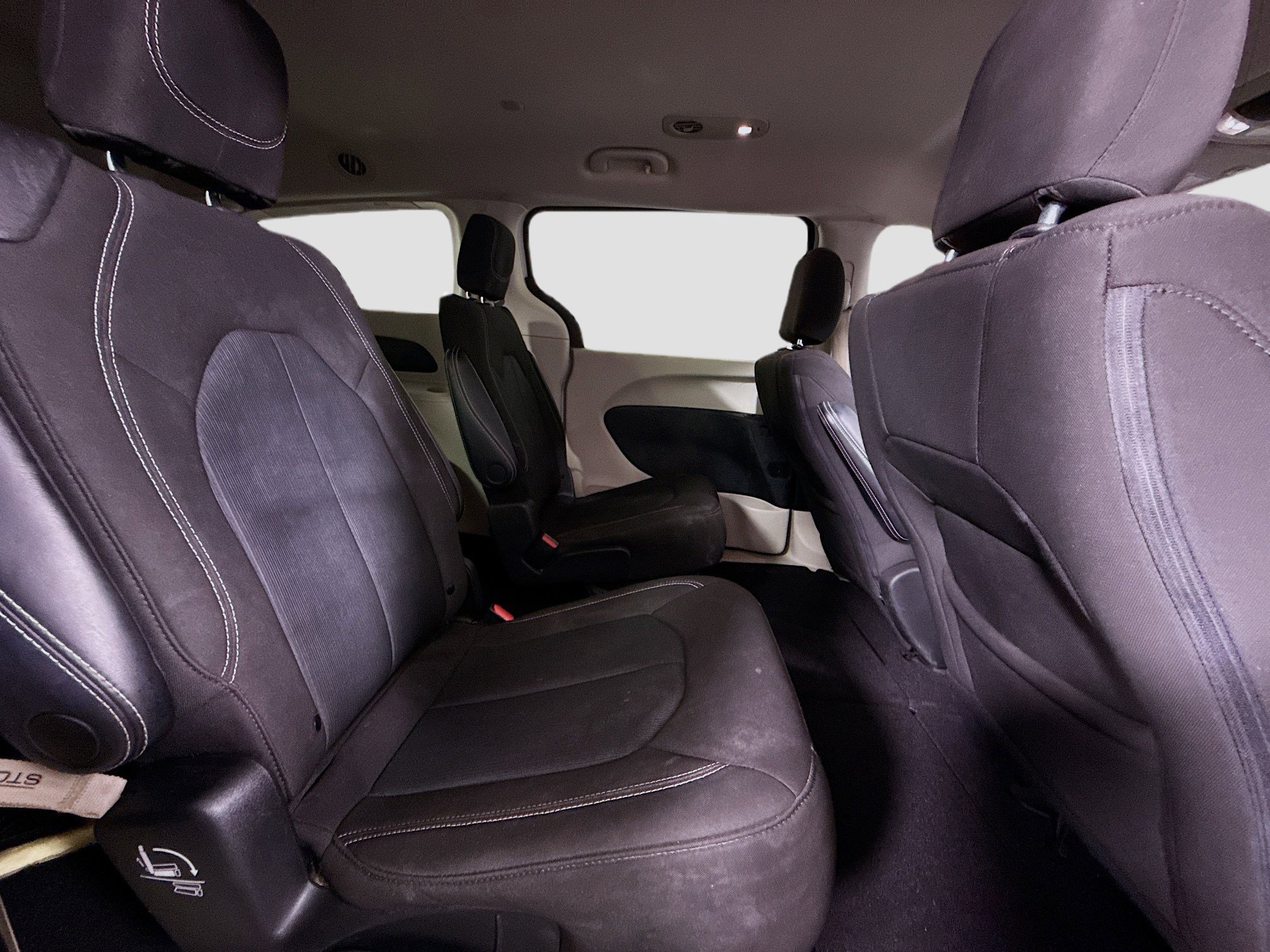 Used 2022 Chrysler Voyager LX FWD image 27