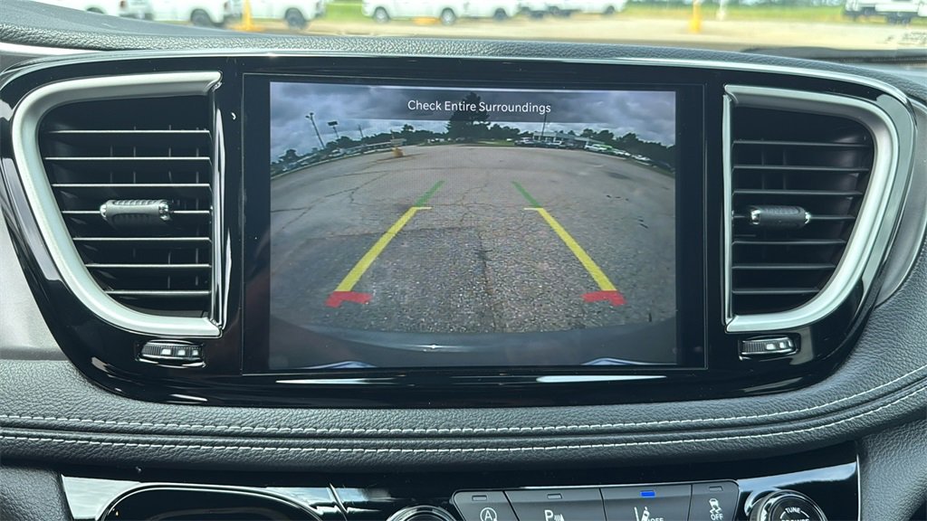 New 2025 Chrysler Pacifica Select image 25