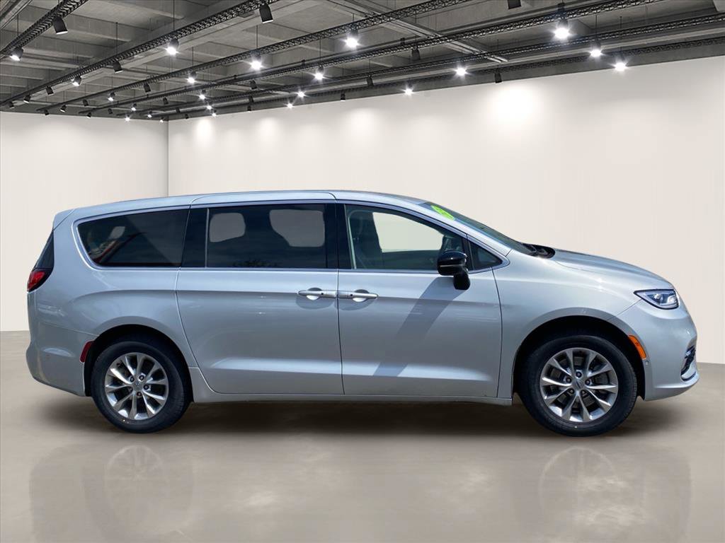 Used 2024 Chrysler Pacifica Touring-L AWD/4WD image 8