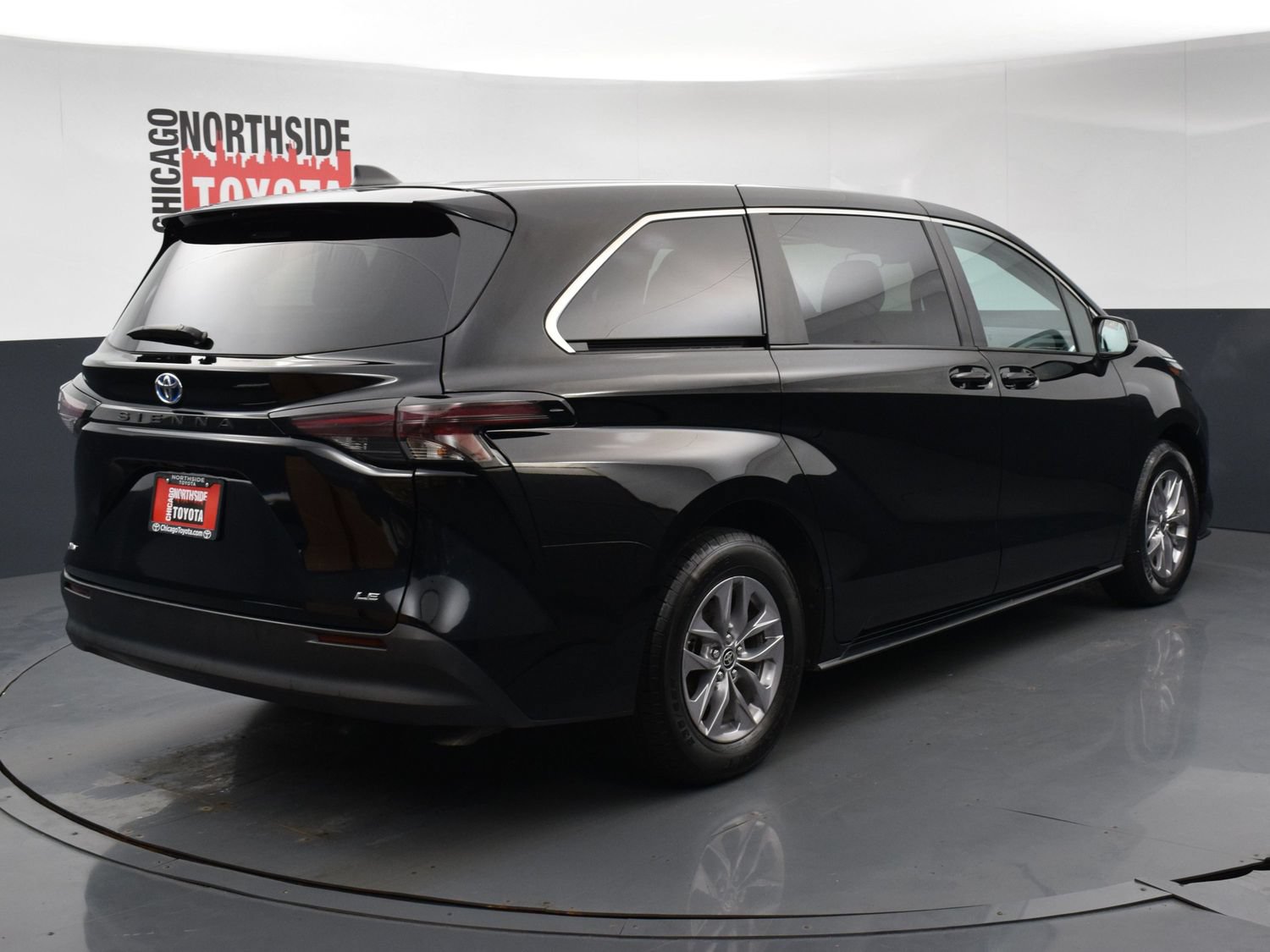 Used 2025 Toyota Sienna LE FWD image 4
