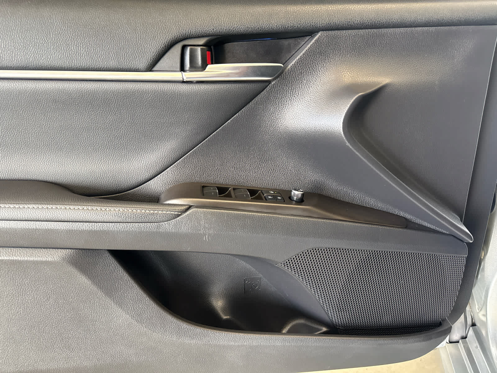 Used 2021 Toyota Camry XSE FWD image 9