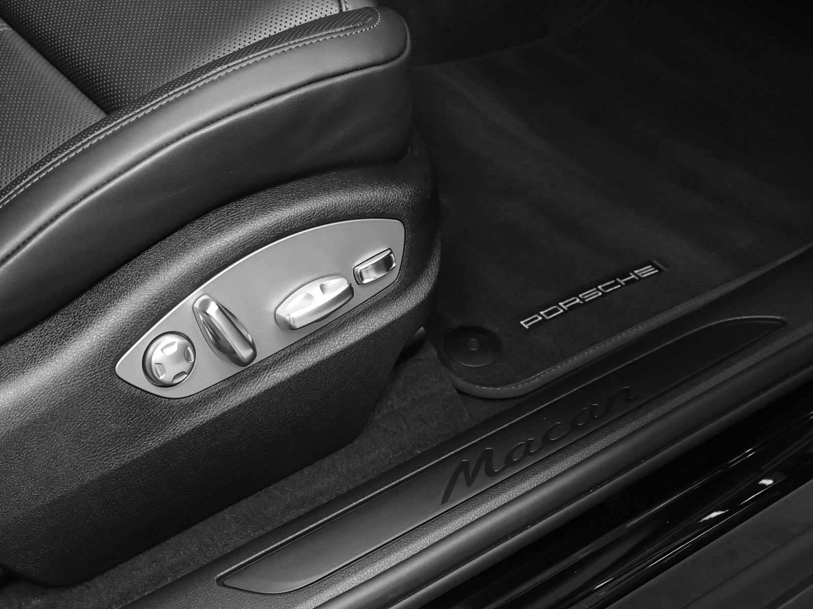 Certified 2025 Porsche Macan AWD/4WD image 19