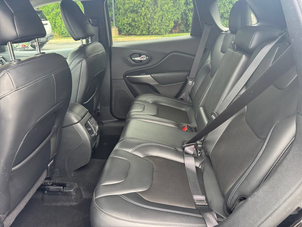 Used 2020 Jeep Cherokee Latitude Plus w/ Cold Weather Group AWD/4WD image 19