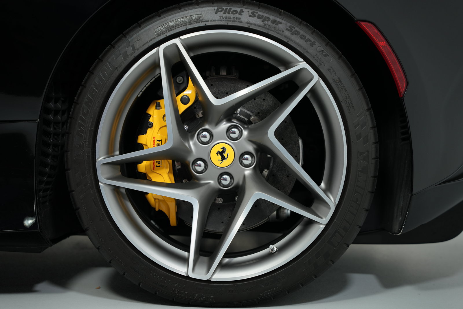 Used 2022 Ferrari F8 Spider RWD image 9