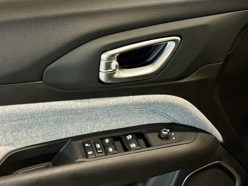 Used 2025 Jeep Compass Latitude image 17