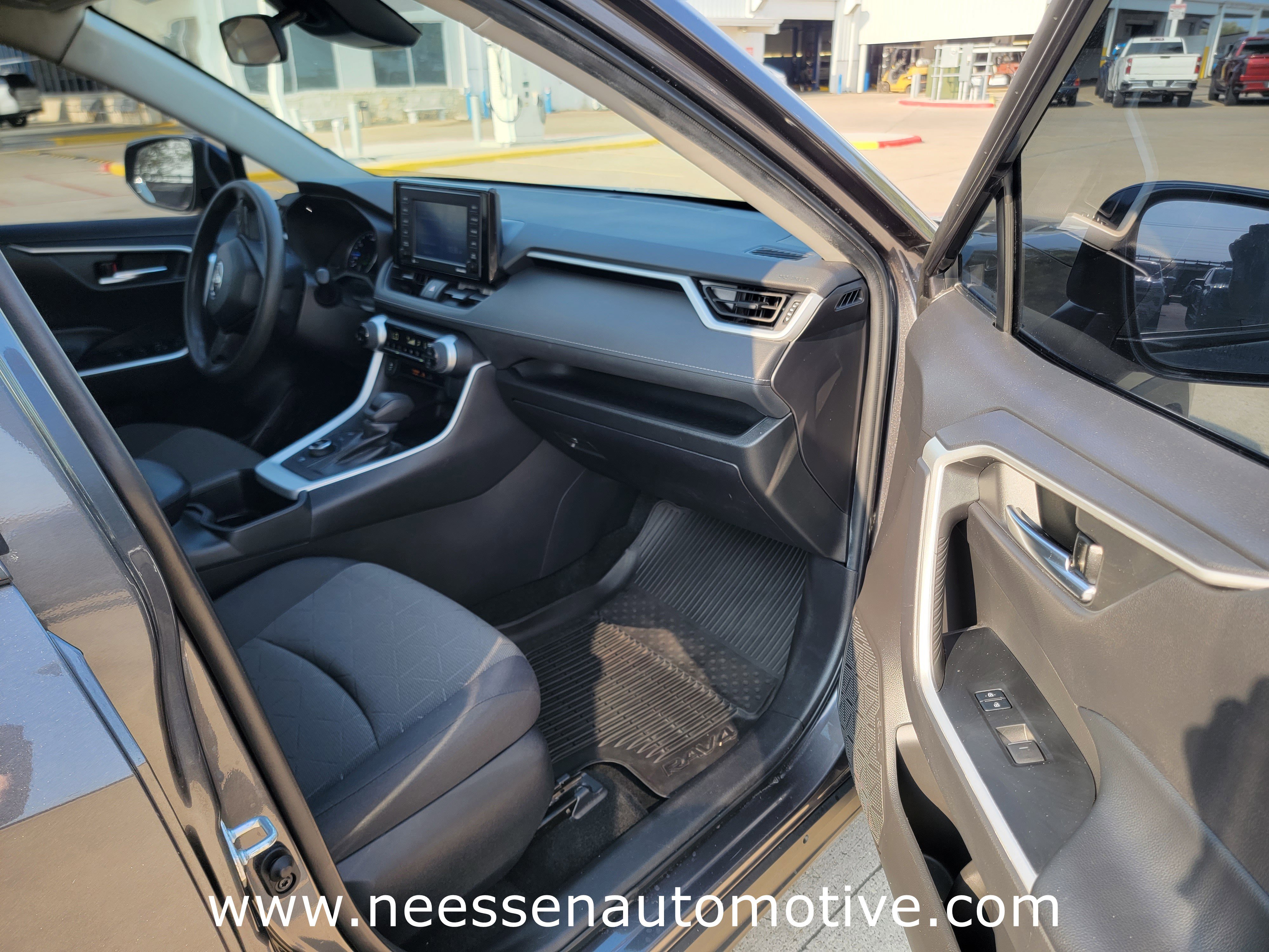 Used 2022 Toyota RAV4 XLE image 9