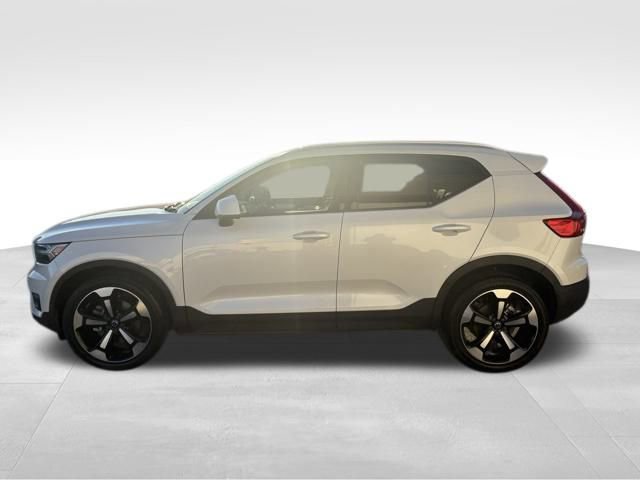 Used 2021 Volvo XC40 T4 Momentum w/ Protection Package Premier image 12