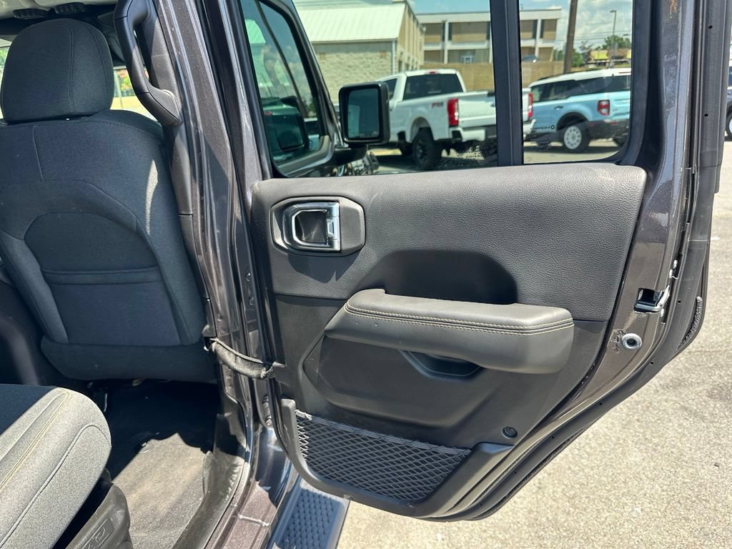 Used 2025 Jeep Wrangler Unlimited Sahara AWD/4WD image 18