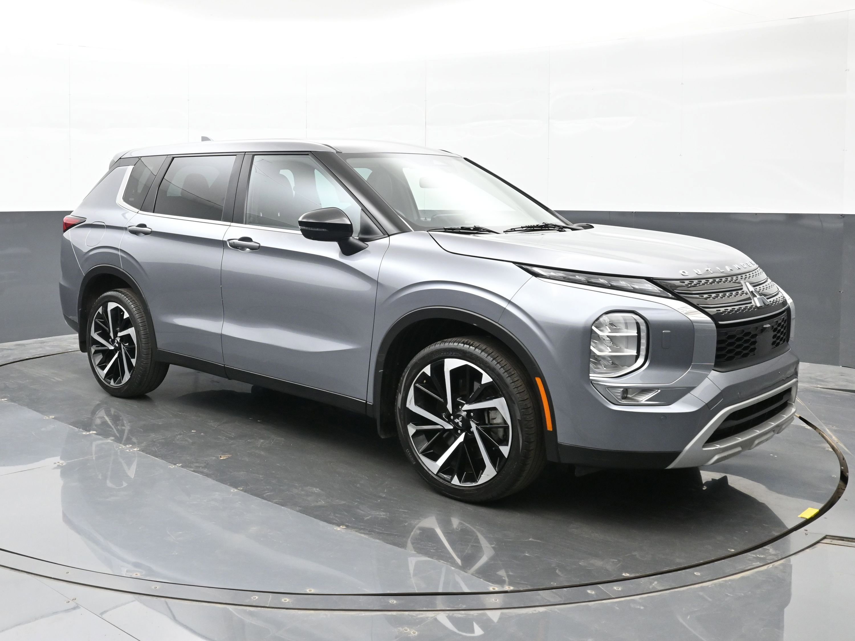 Used 2023 Mitsubishi Outlander SE image 6