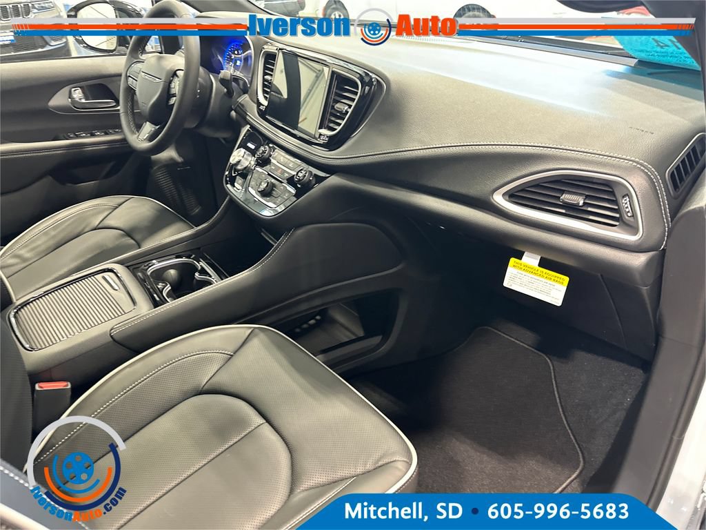 New 2027 Chrysler Pacifica Limited AWD/4WD image 31