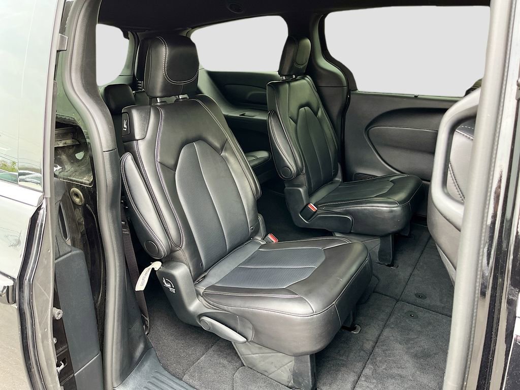 Used 2025 Chrysler Pacifica Select image 31