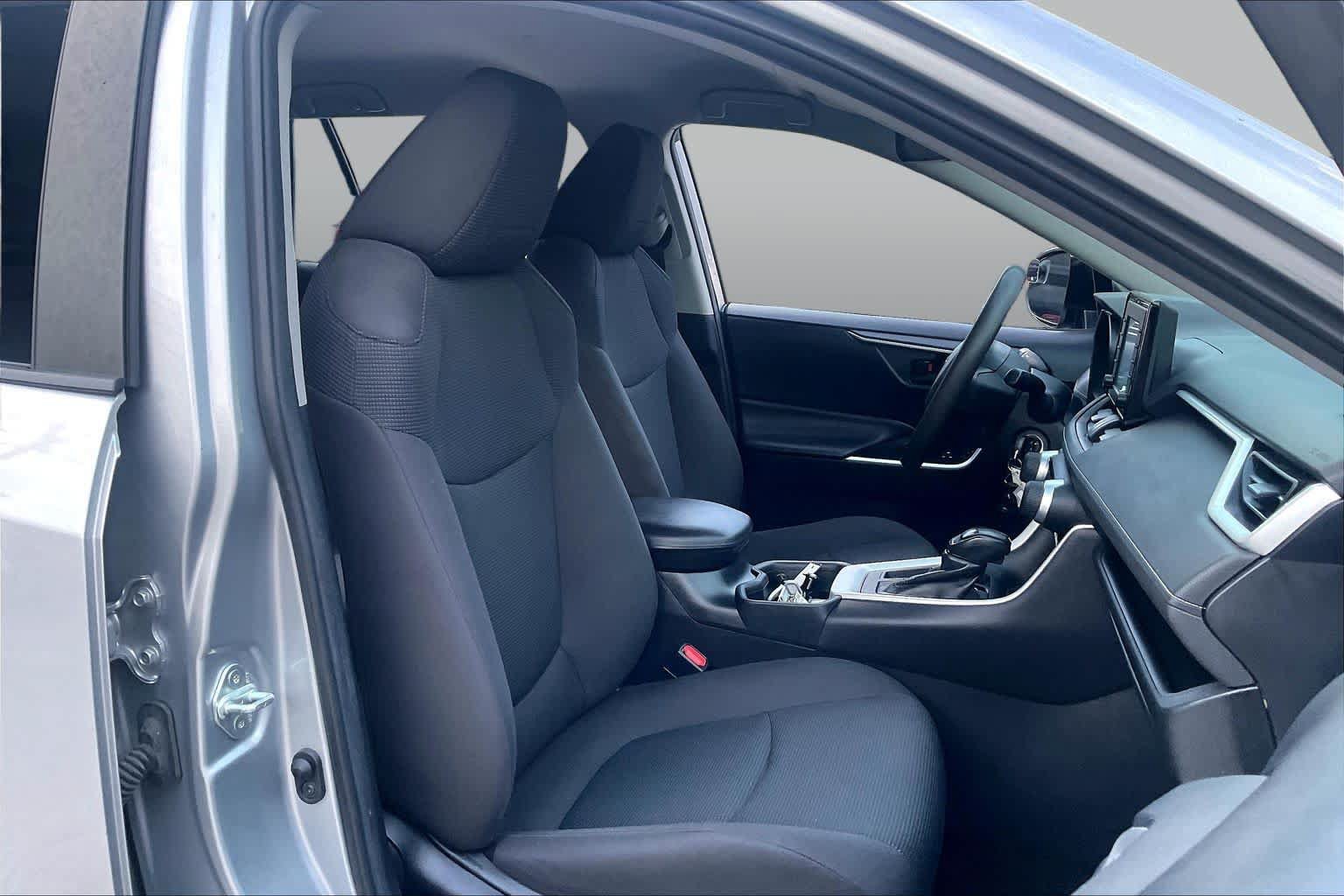 Used 2019 Toyota RAV4 LE FWD image 8