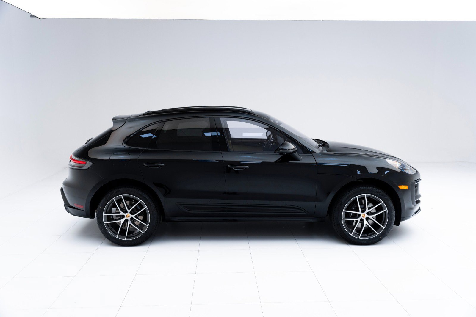 Certified 2025 Porsche Macan AWD/4WD image 8