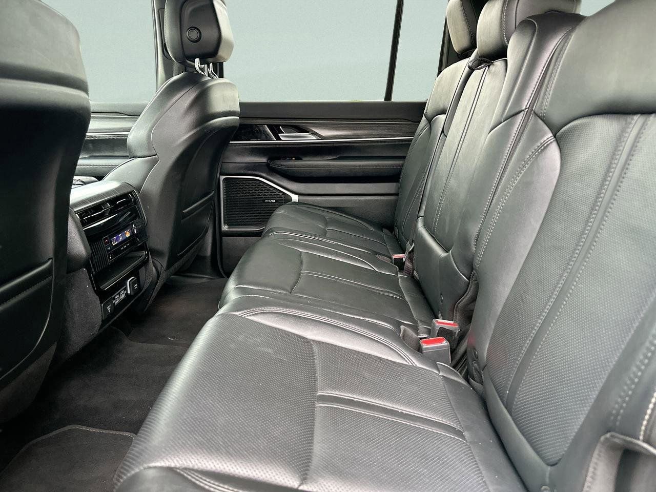 Used 2023 Jeep Wagoneer Series III w/ Preferred Equipment Group image 15