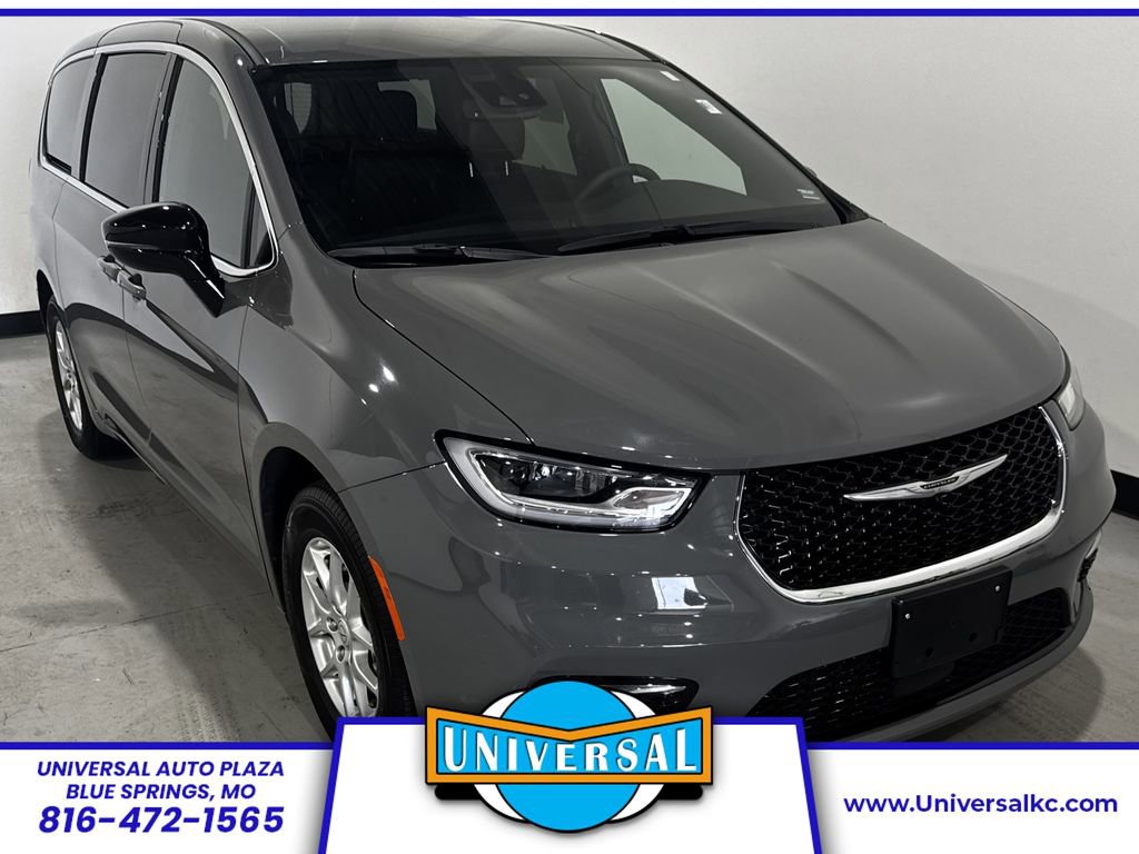 Used 2025 Chrysler Pacifica Select