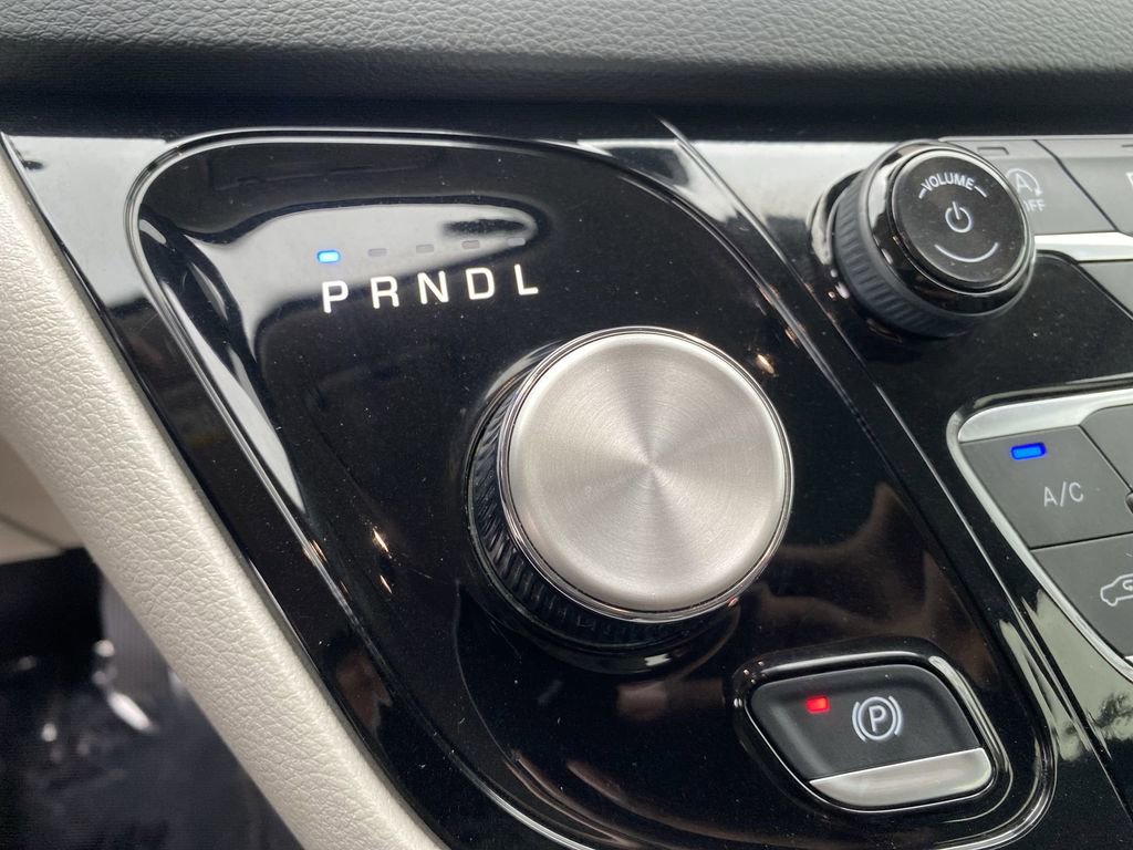Used 2024 Chrysler Pacifica Touring-L image 19