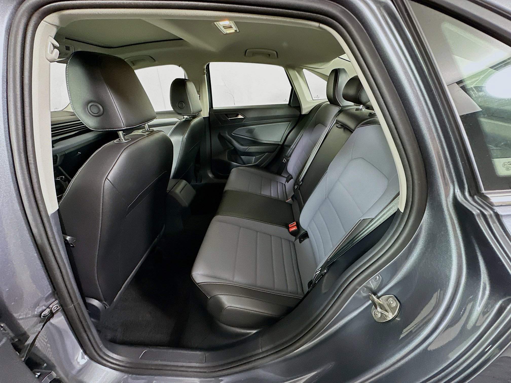 Used 2025 Volkswagen Jetta SE FWD image 27