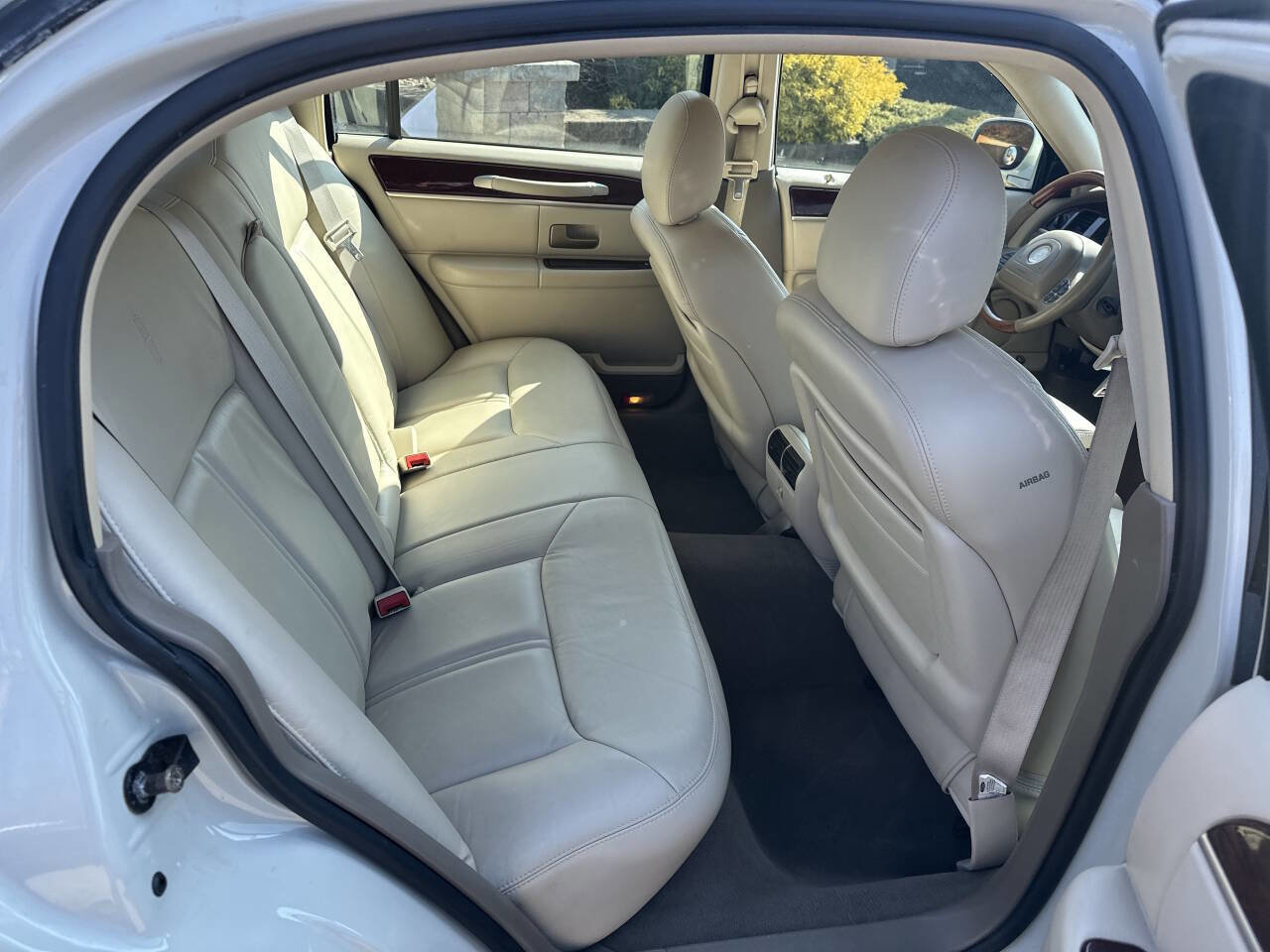 Used 2004 Lincoln Town Car Ultimate image 24