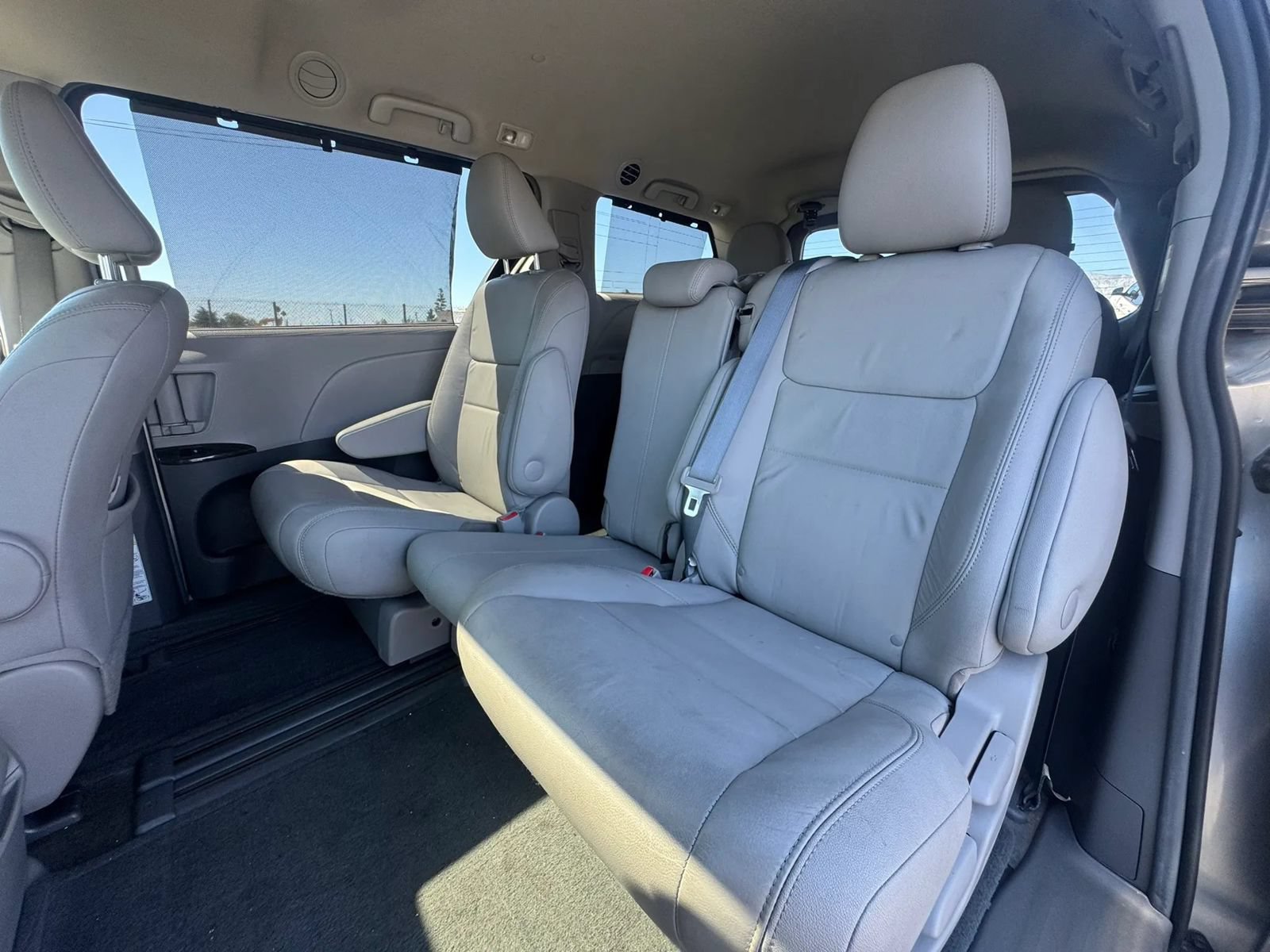 Used 2016 Toyota Sienna XLE w/ XLE Navigation Package FWD image 21