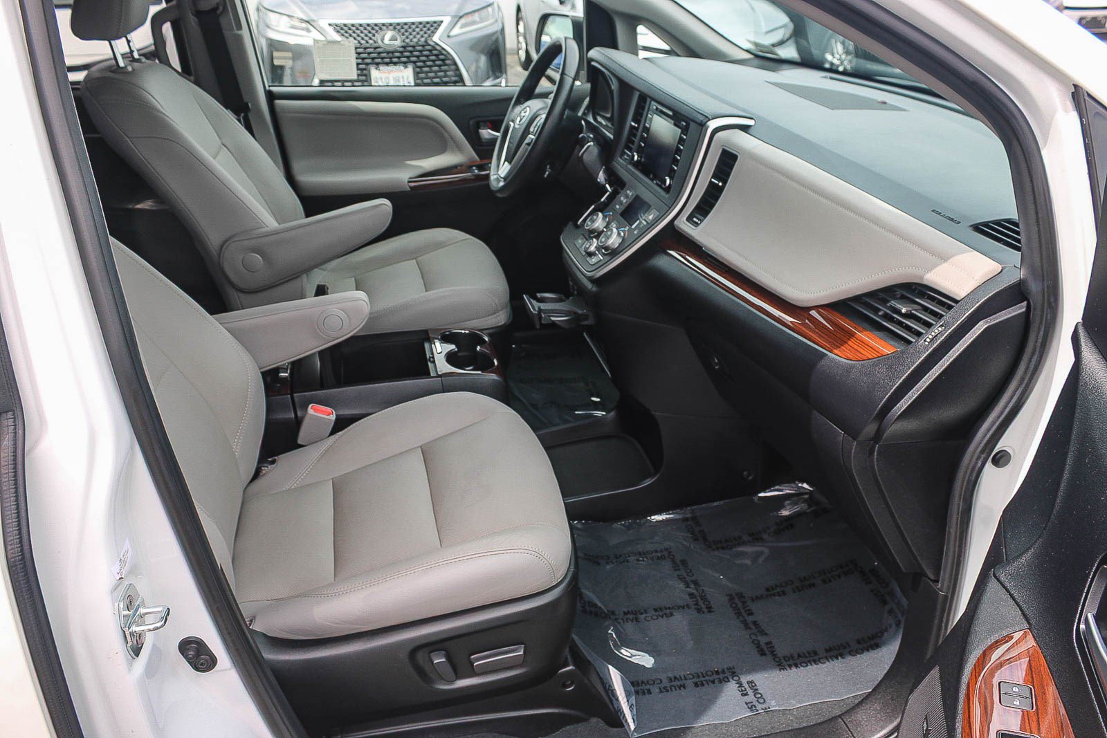 Used 2020 Toyota Sienna Limited Premium w/ Carpet Mat Package FWD image 17