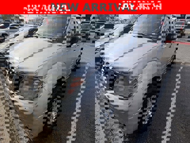 Used 2018 Nissan Frontier SV image 2