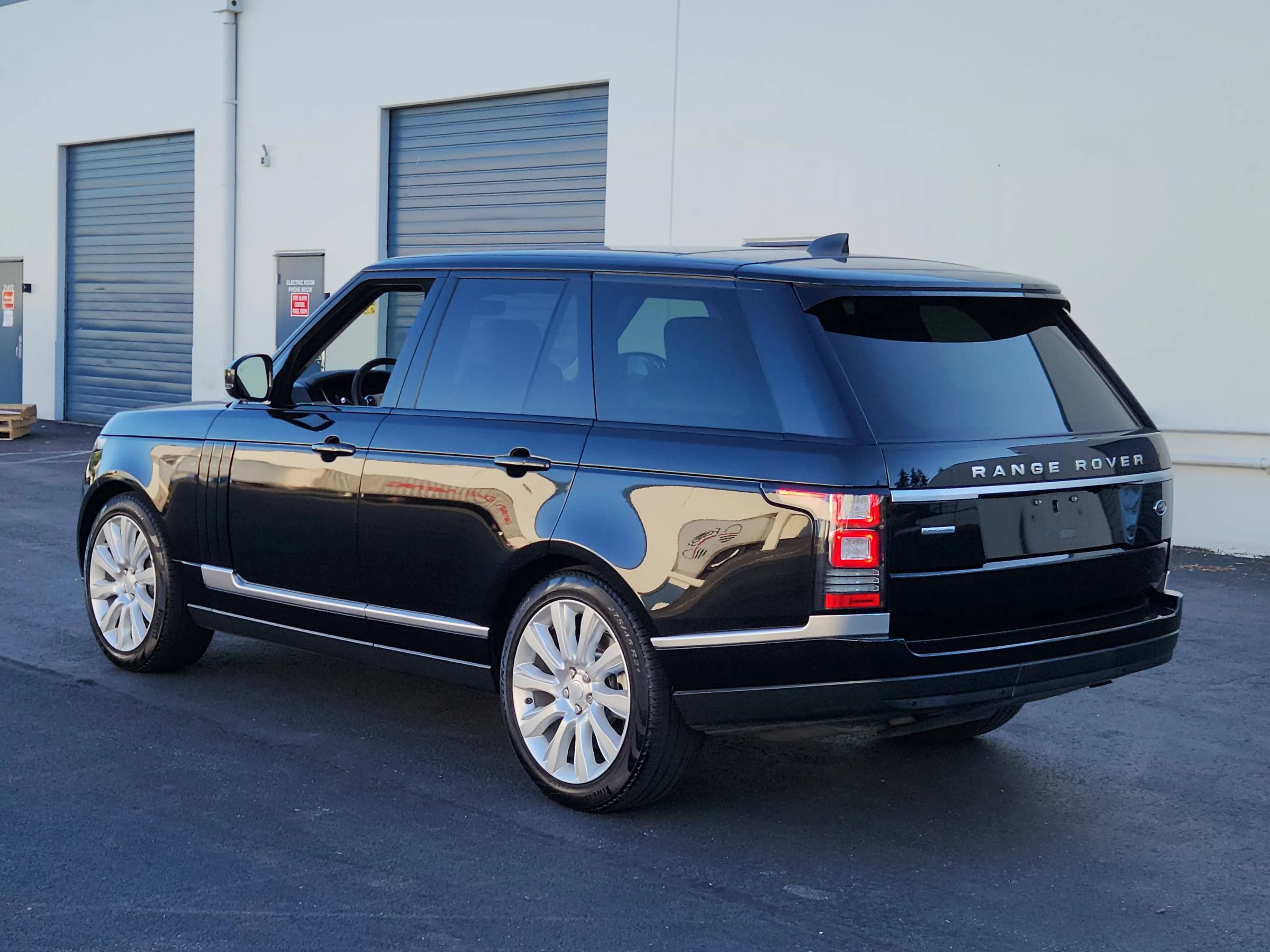 Used 2017 Land Rover Range Rover Supercharged AWD/4WD image 3