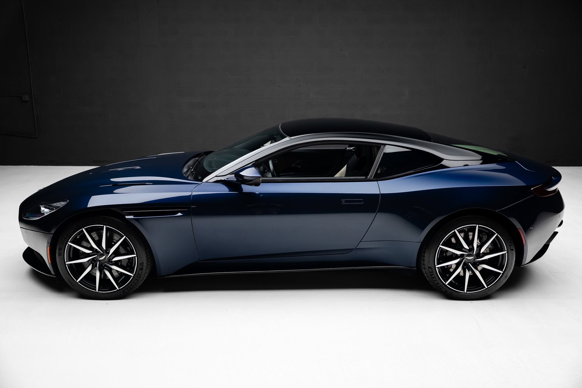 Used 2018 Aston Martin DB11 V12 RWD image 16