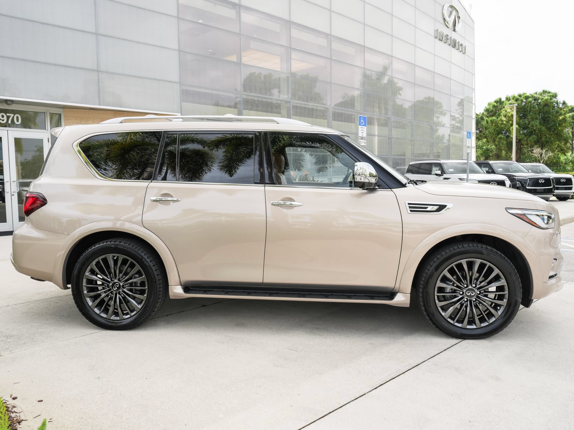 Used 2023 INFINITI QX80 Sensory w/ Cargo Package AWD/4WD image 11